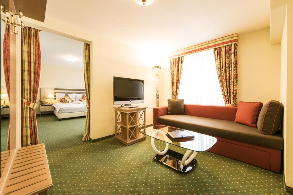 Posthotel Holiday Villa Arosa Esterno foto